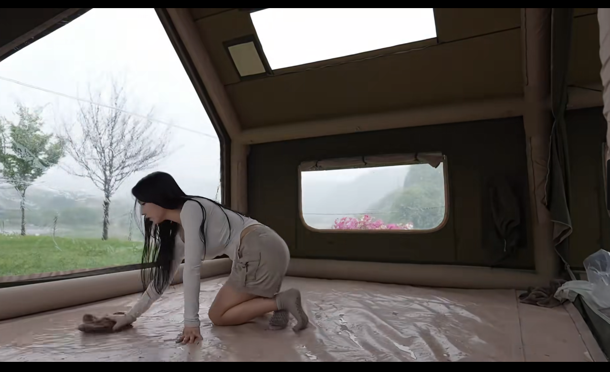 【🔞美女】韩国美女小姐姐暴雨野外露营    [729.8M]